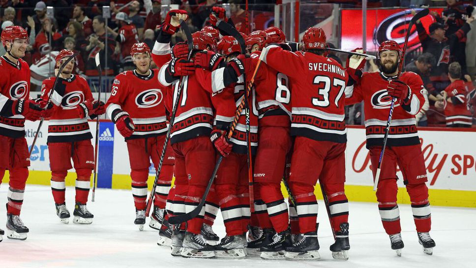 Себастиан Ахо донесе победата на Каролина срещу Лос Анджелис с гол в продължението