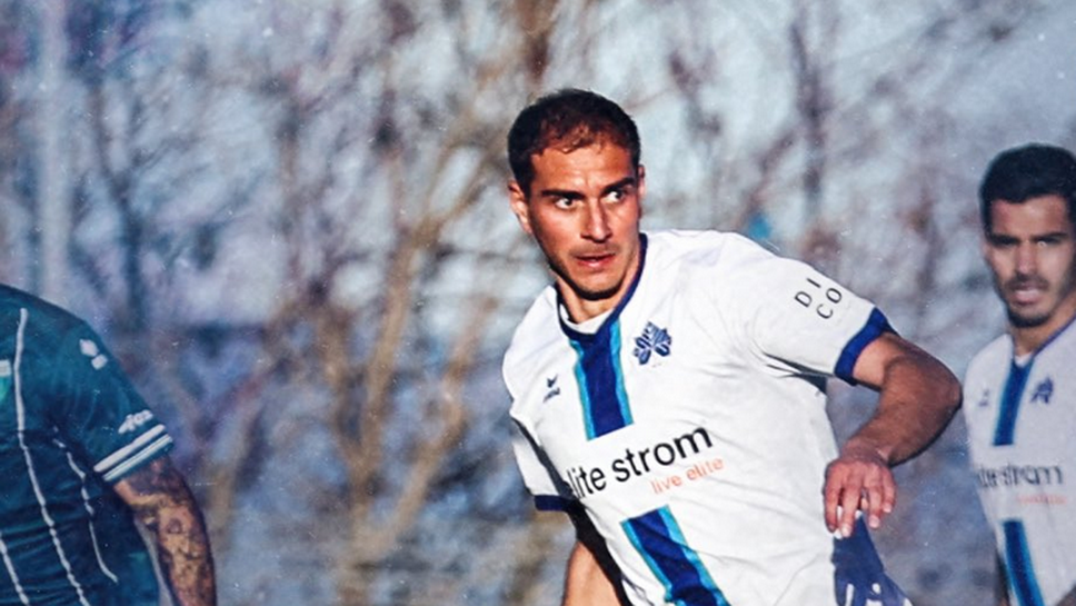 Българският национал Алекс Петков получи червен картон при загубата на