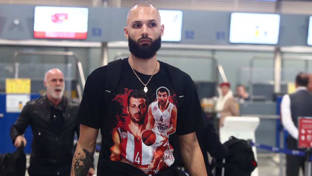 Фурние впечатли с фланелка при заминаването на Олимпиакос за Дубай