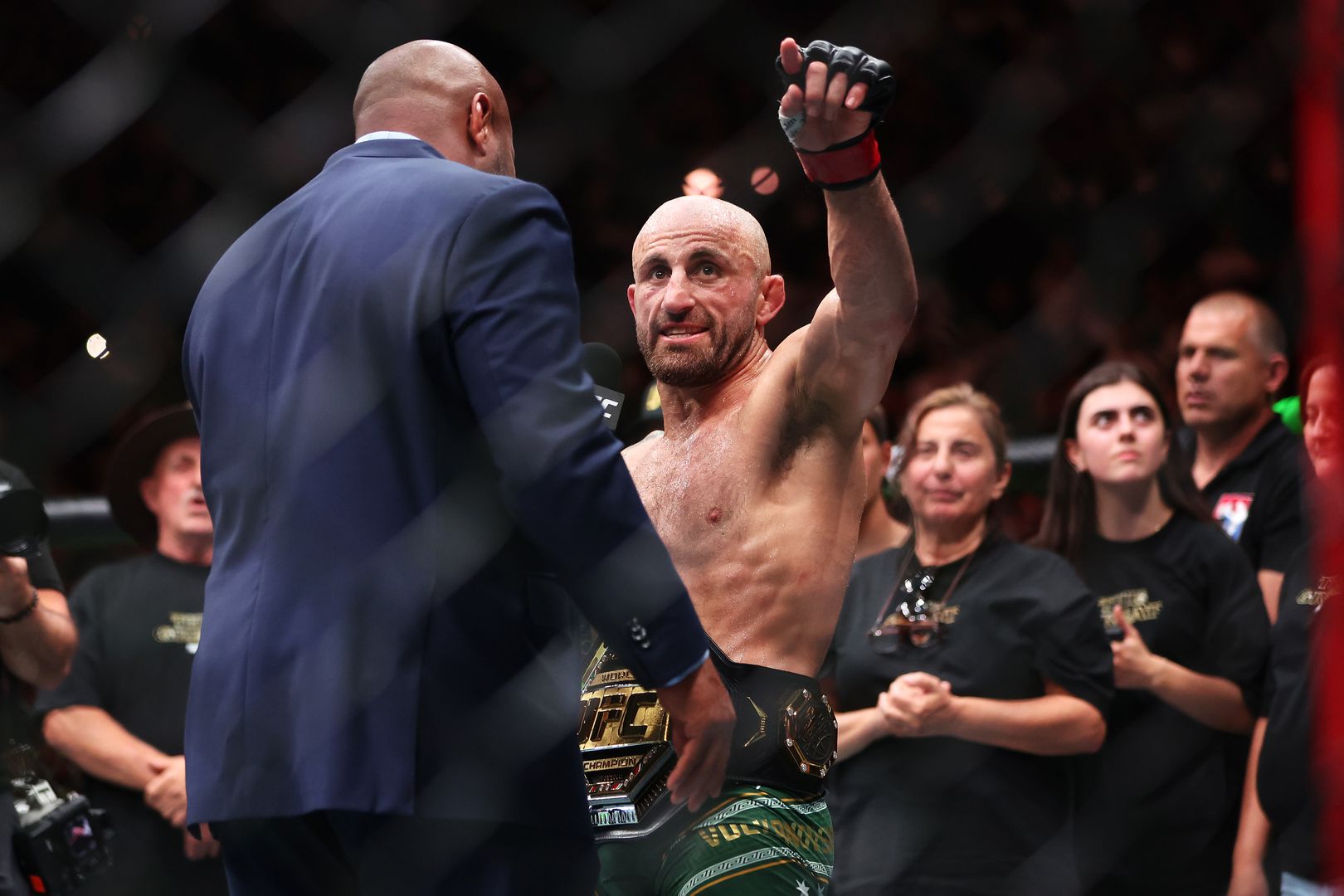 Волкановски зарадва родната публика на UFC 325