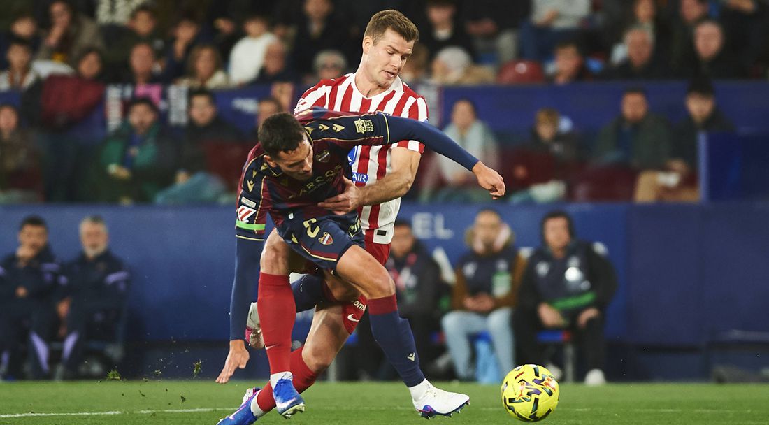 Ужасяващ сблъсък с глави беляза Леванте - Атлетико, играч е в болница