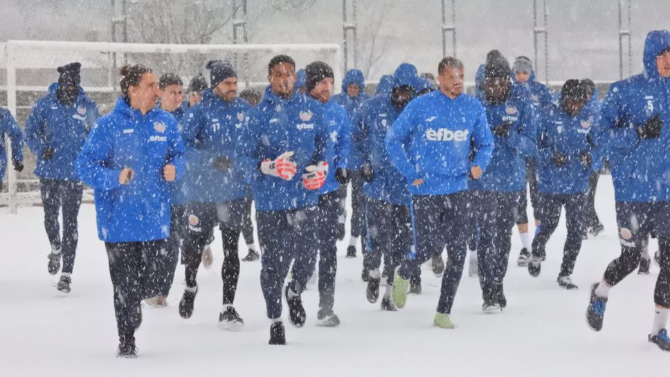 В типично зимна обстановка футболистите на Монтана направиха първа тренировка