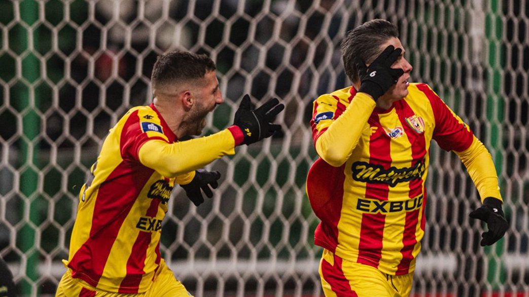 Корона ликува във Варшава, Влади Николов влезе в края