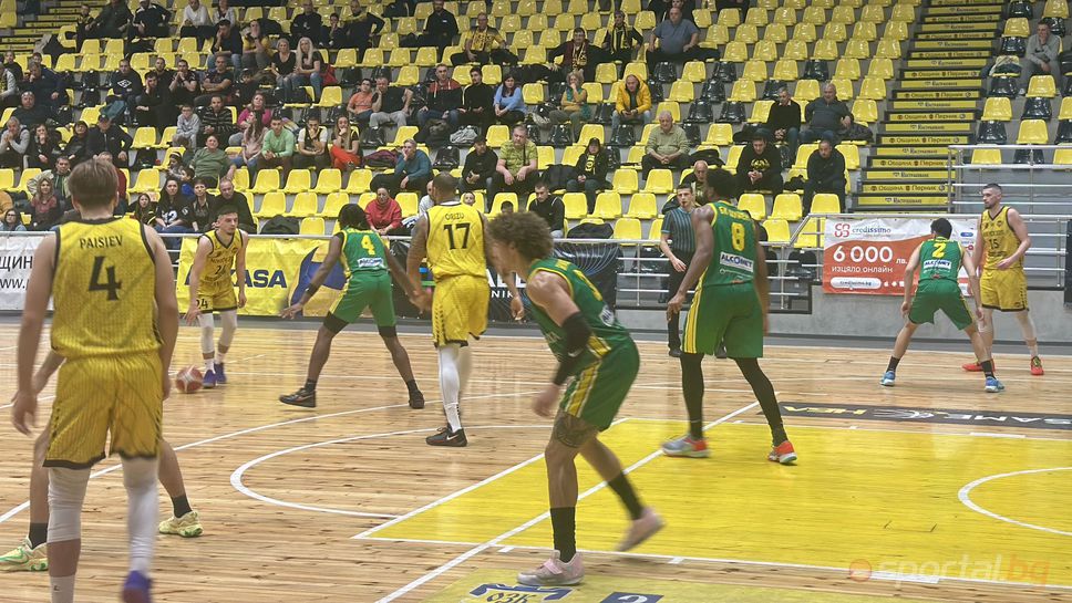 Грозни сцени на баскетболен мач в Перник