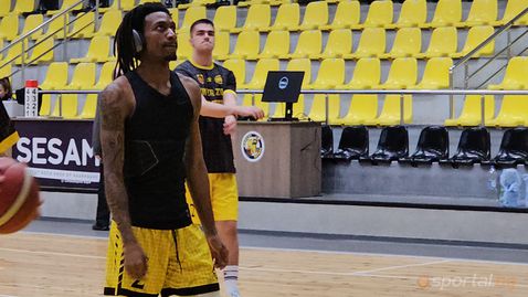 Кои песни "зареждат" американския гард на Миньор преди мач