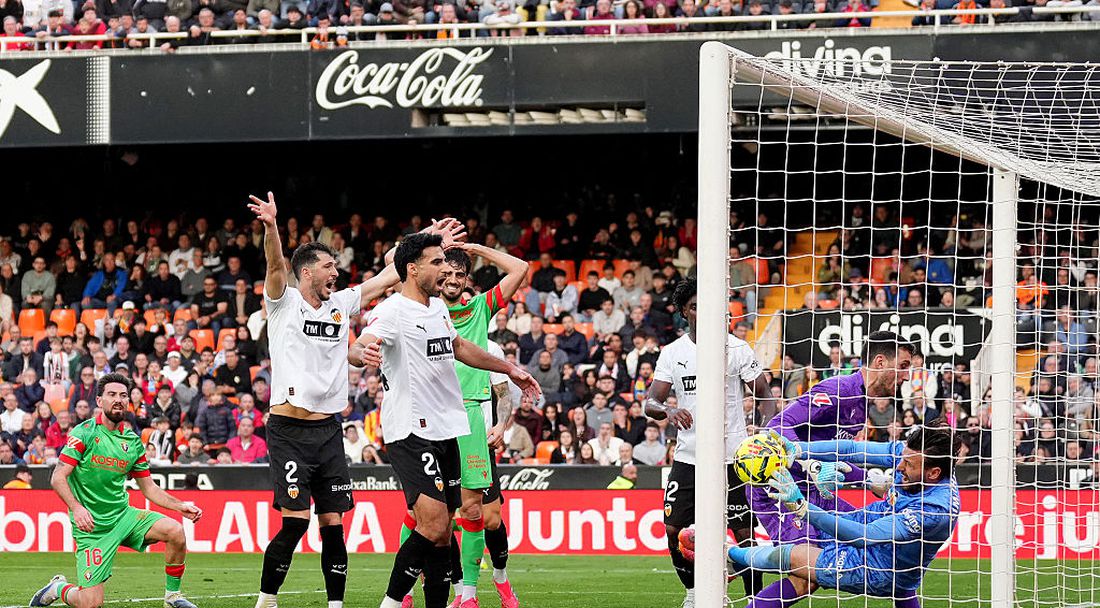 Валенсия спря добрата серия на Осасуна и се отдалечи от опасната зона