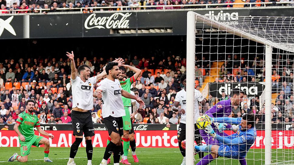 Валенсия спря добрата серия на Осасуна и се отдалечи от опасната зона