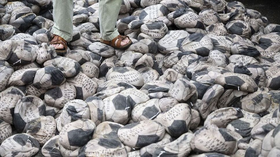 Катар провежда жребий за Световното първенство на фона на протести пред централата на ФИФА