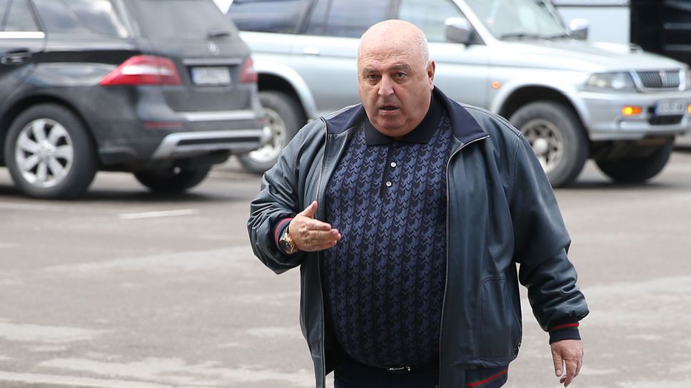 Венци Стефанов се погнуси и определи среща на Бербатов пред БФС
