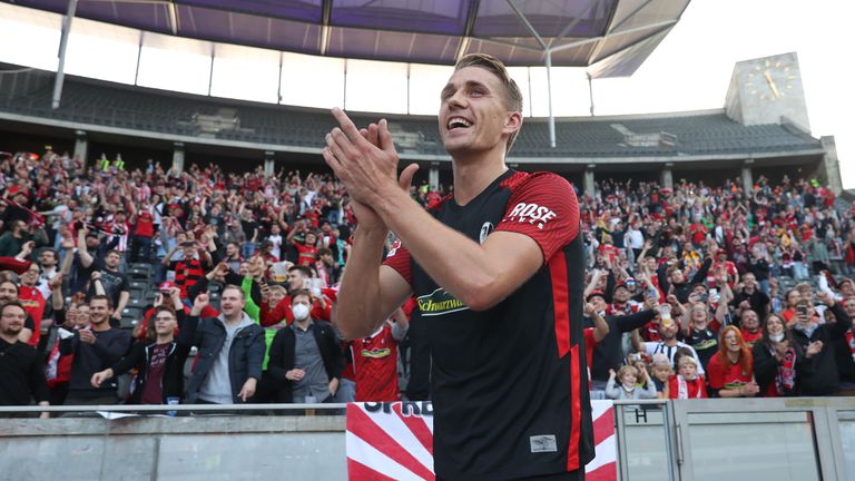  Рекордьорът по голове от пейката подписа нов контракт с Фрайбург 