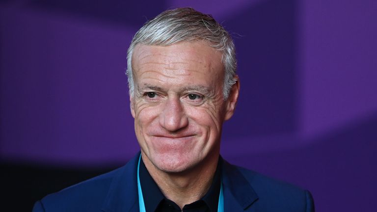  Дидие Дешан няма да води Франция против Дания от пейката поради гибелта на татко си 