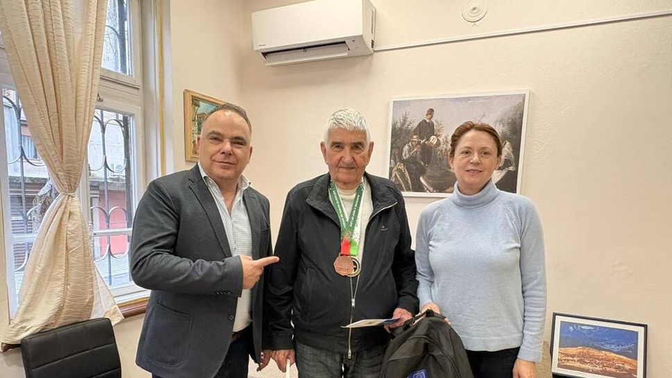 Най-възрастният участник в Маратон Стара Загора 2026 получи специална грамота от Община Стара Загора