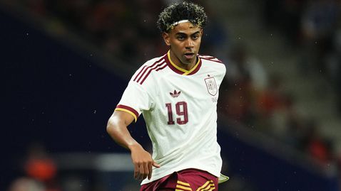 Ямал реагира гневно на скандиранията: Да се подигравате на религия ви прави невежи и расисти