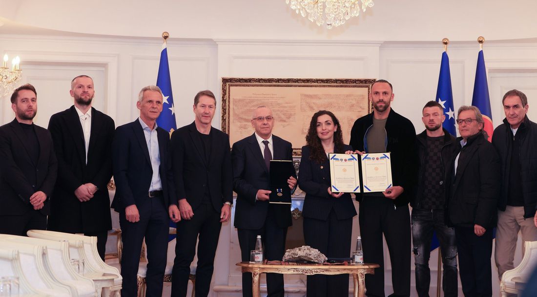 Президентът на Косово награди националите на страната с медал за заслуги след двубоя им с Турция