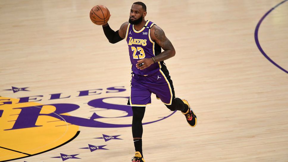 ЛеБрон се завърна след контузия при загуба на Лейкърс