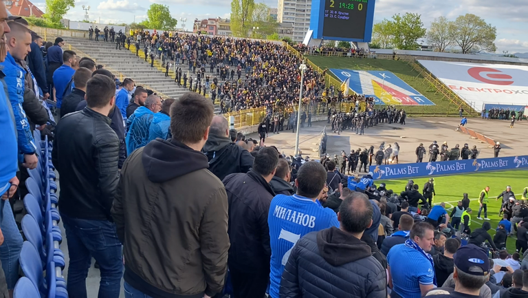  Вижте фрагменти по какъв начин почитателите на Ботев (Пд) раняват служител на реда по време на ексцесиите със 