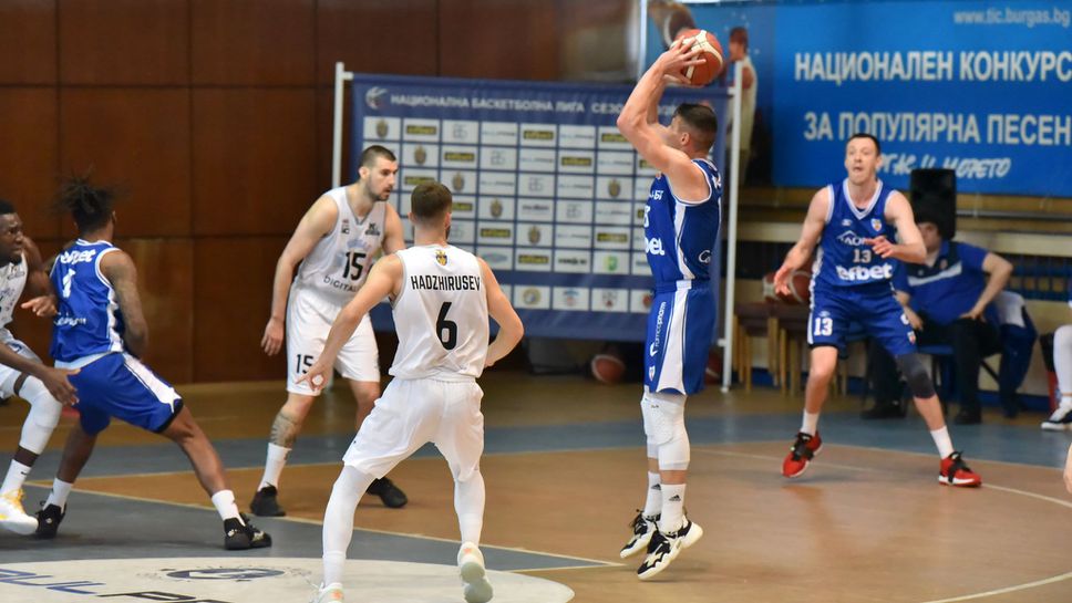 Черноморец и Спартак дават начало на битката помежду си