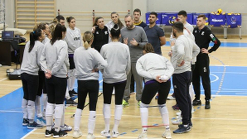 Тренировка на националките по волейбол