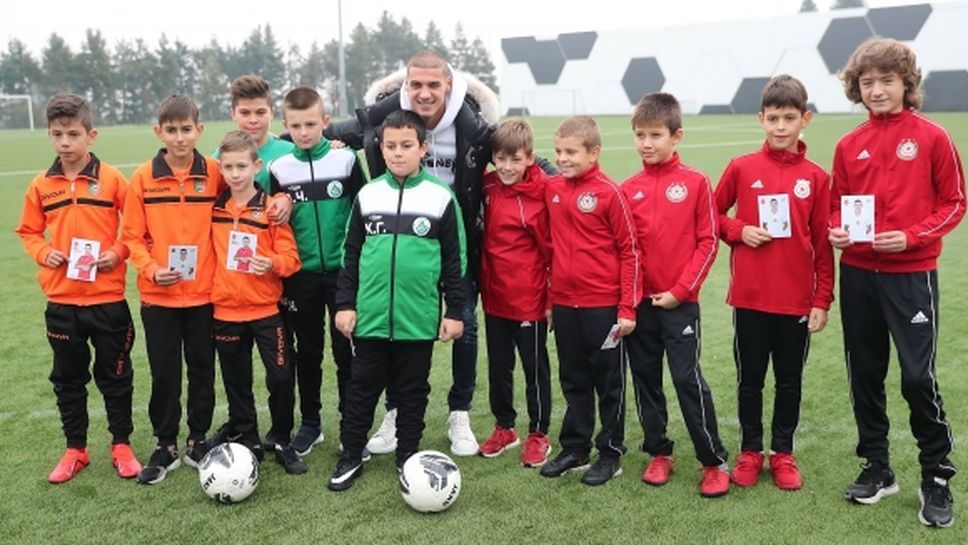 Футболист №1 на България за 2019 г. ще трябва да подари поне 112 топки на деца