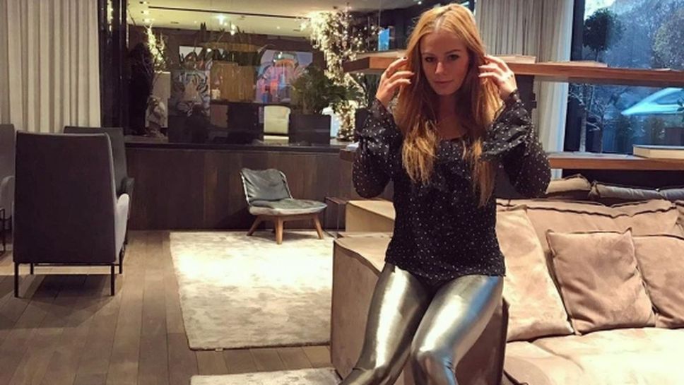 Юлия Стаматова е гореща в ултра къса рокля (снимки)