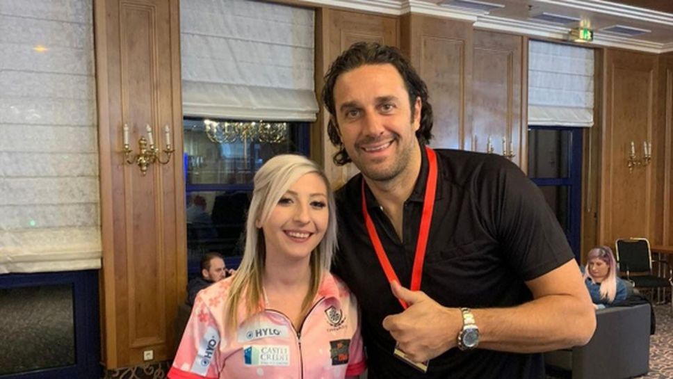 Лука Тони се пробва в дартса