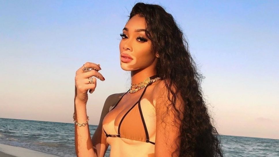 Бившата на Хамилтън не остави много на въображението в мини бански (снимки)