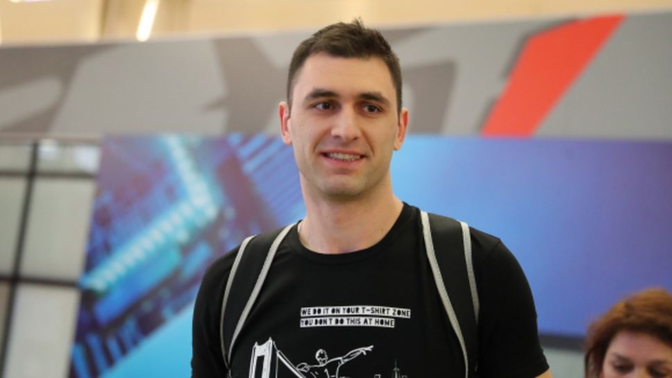 Волейболните национали се прибраха в София без Силвано Пранди (видео + галерия)