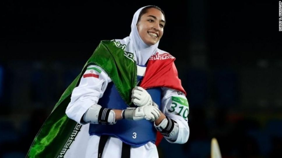 Единствената олимпийска медалистка на Иран емигрира и разкритикува "лицемерието" на властите