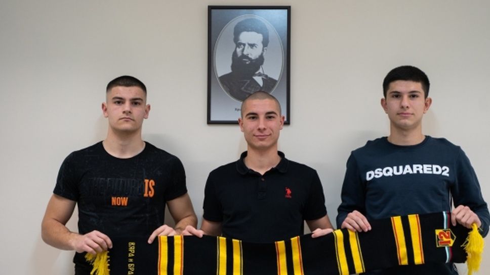 Ботев (Пд) подписа договори с трима юноши