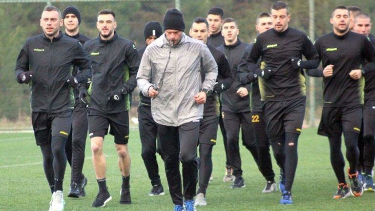 Тежка сутрешна тренировка за "канарчетата", трима пропуснаха заниманието