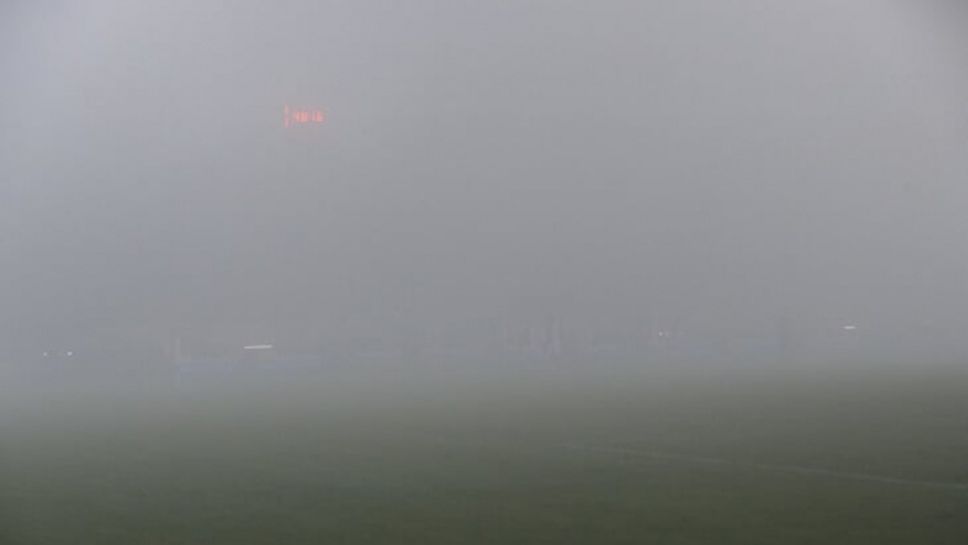 Гъста мъгла прекъсна мач в Нидерландия
