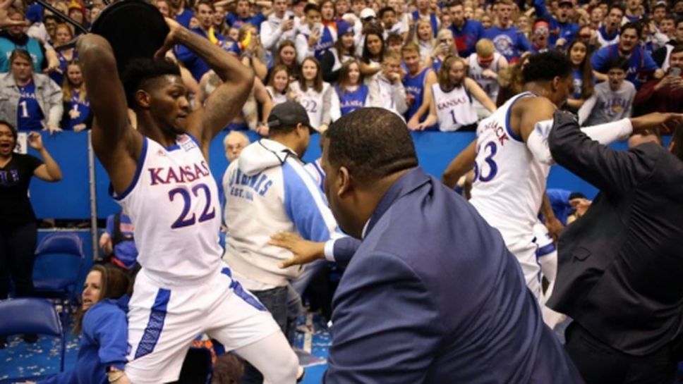 Батални сцени на колежански мач в САЩ (видео)