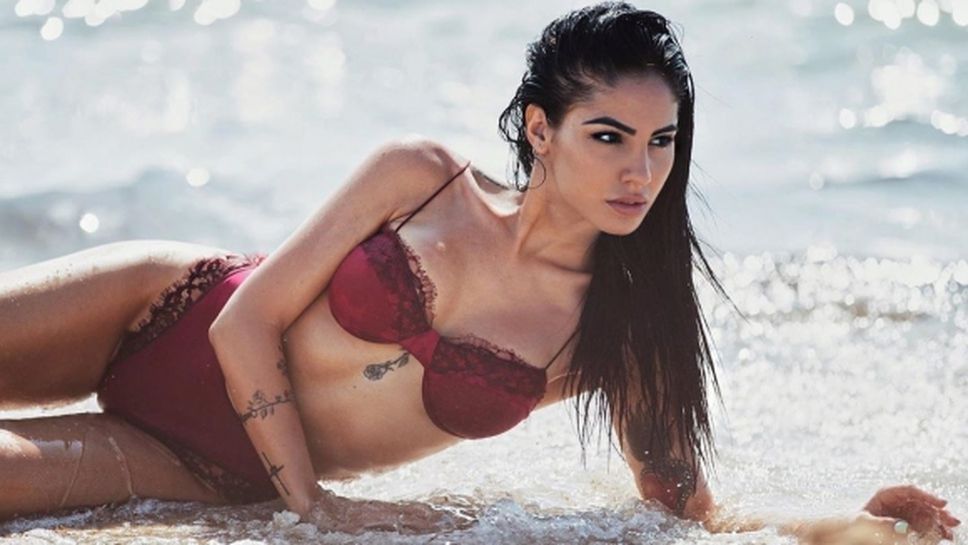 Новата на Яноне остана топлес във Франция (снимки)