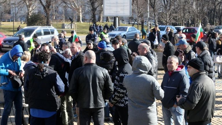 Фенове на Левски протестират пред парламента, ето какво се случи там (видео+снимки)