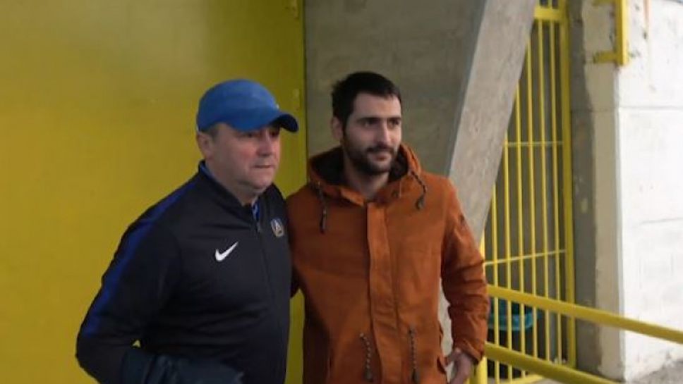 Стоянович и играчите на Левски се снимат с фенове след мача срещу УФА