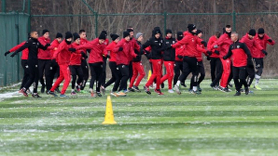 Футболистите на Локомотив София с първа тренировка за годината