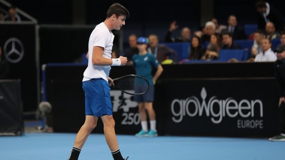 Лазаров отпадна в Анталия на сингъл