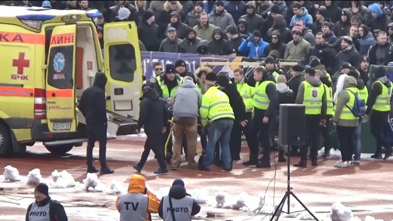 Линейка откара фен на Левски от стадиона