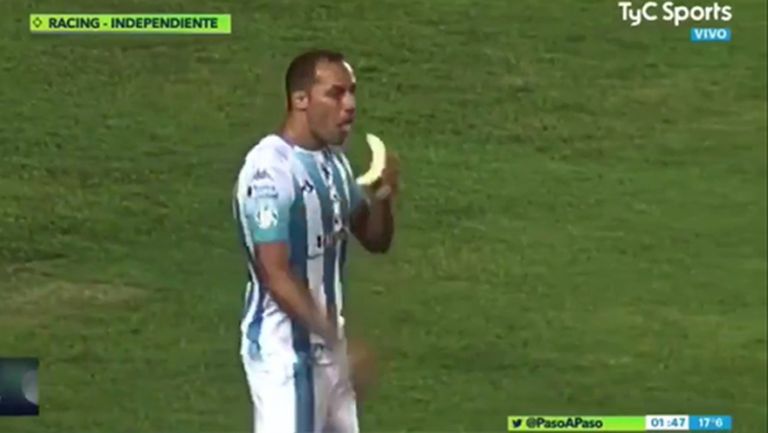 Лудо дерби в Аржентина, играч изяде банан на терена, а после каза тежката си дума (видео)