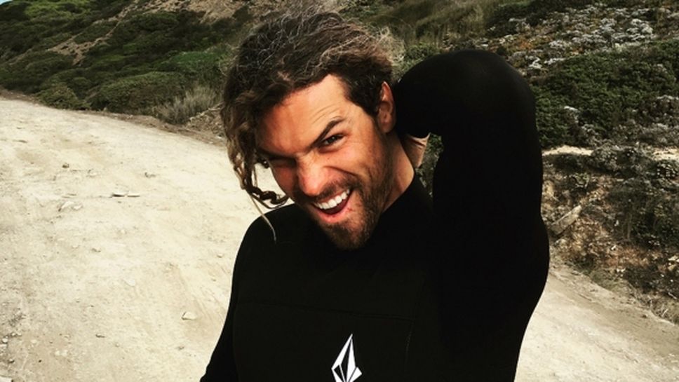 Известен португалски сърфист оцеля като по чудо сред вълните
