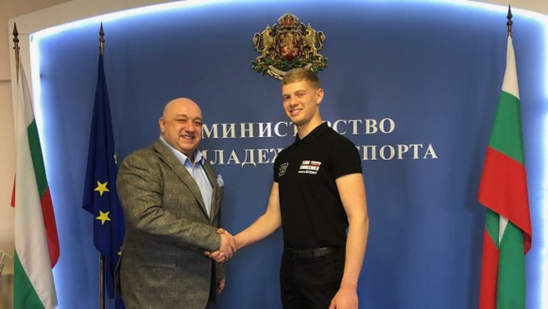 Министър Кралев пожела успех на Теодор Кабакчиев в преследването на световната титла по Супер Ендуро