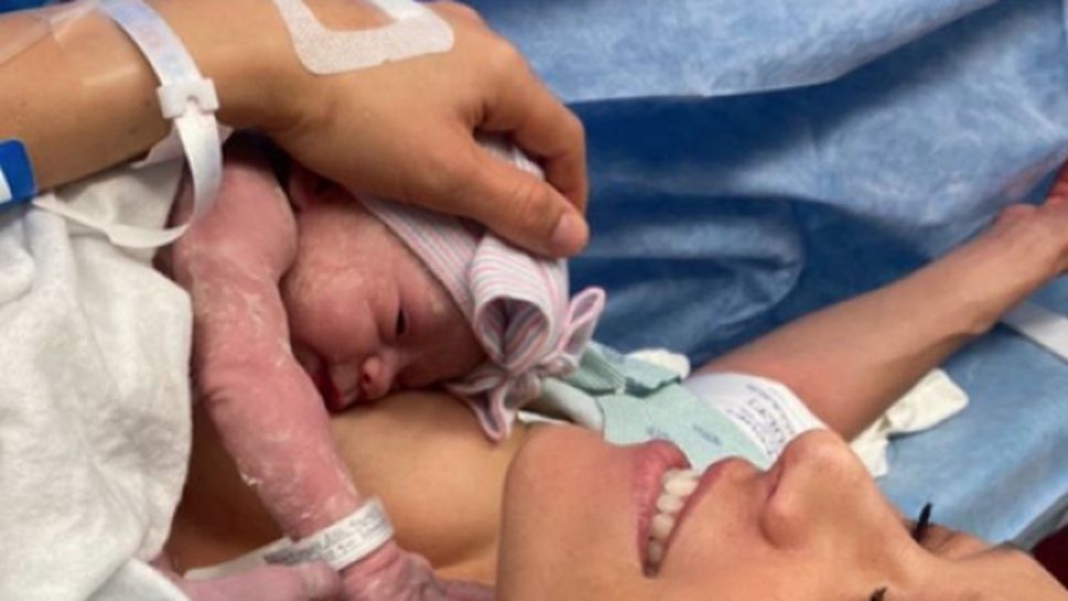 Енрике Иглесиас и Ана Курникова показаха новородената си дъщеричка