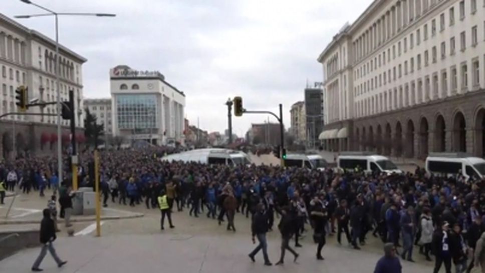 Хиляди левскари тръгнаха към Националния стадион (видео)