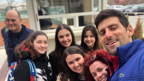 Джокович играе тенис с деца на улицата и се забавлява в Белград (видео)