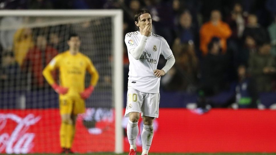 Реал Мадрид претърпя крушение във Валенсия и остана втори преди Ел Класико (видео + галерия)