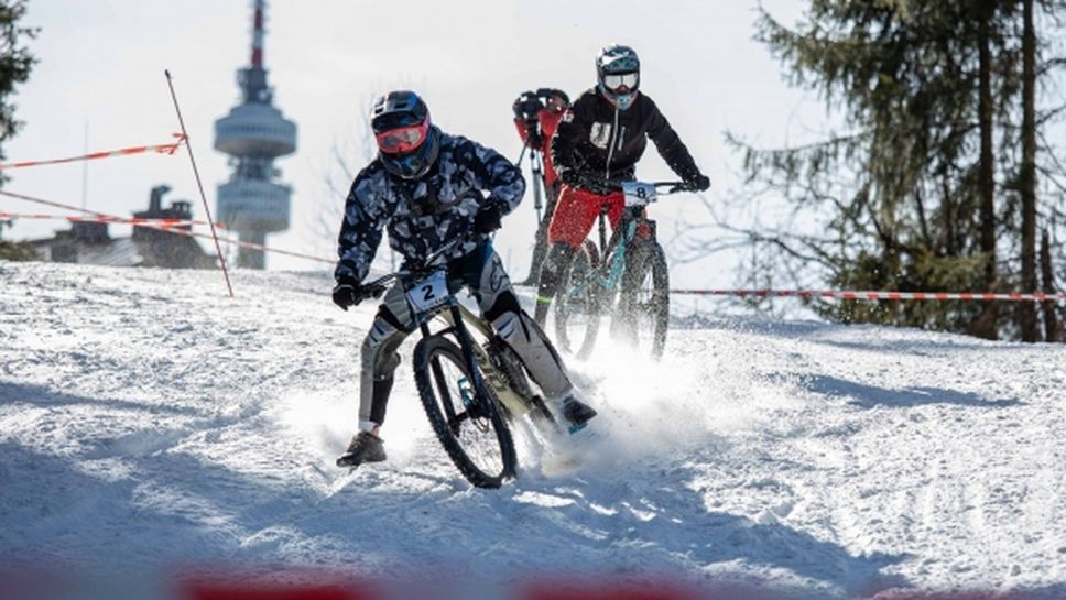 Пампорово се превърна в арена на зрелищни спускания с велосипеди в снега