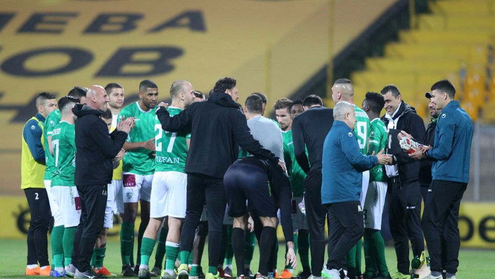 Футболистите на Берое ликуват на Герена след победата над Левски