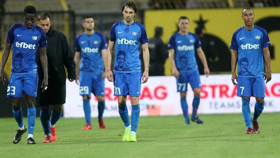 Ники Михайлов и "сините" играчи поздравиха феновете след загубата от Берое