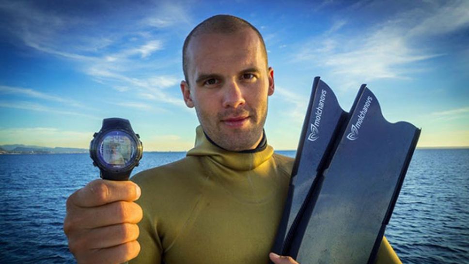 На един дъх: Руснак преплува 180 метра под леда за рекорд на Гинес