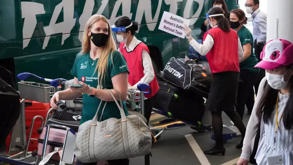Отборът на Австралия по софтбол първи пристигна в Токио